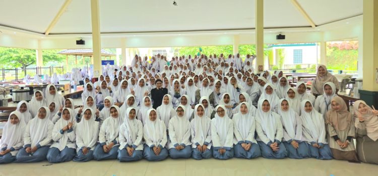 SMA Pesantren Unggul Albayan Putri Goalpara X Wardah Circle School Roadshow